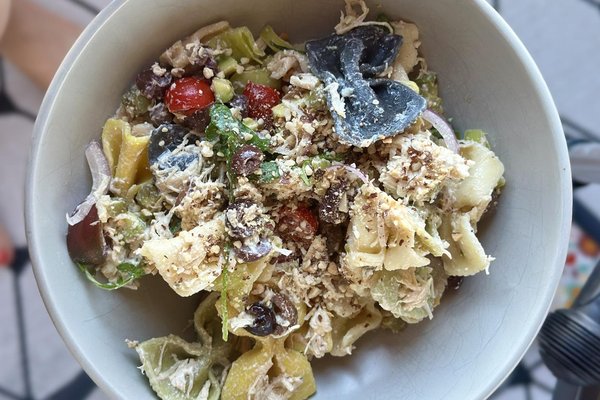 салата со тестенини и пилешко